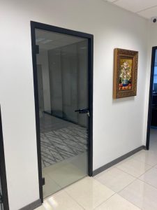 دیوار جداکننده کناف و درب شیشه ایی اکاژ